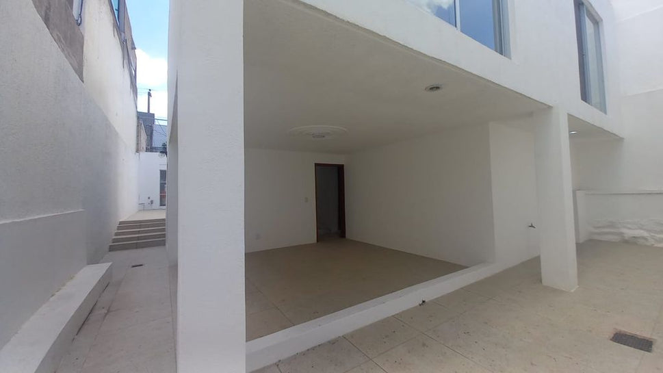 CASA EN RENTA USO HABITACIONAL U OFICINA A PUERTA CERRADA. Cerca AV. GUADALUPE