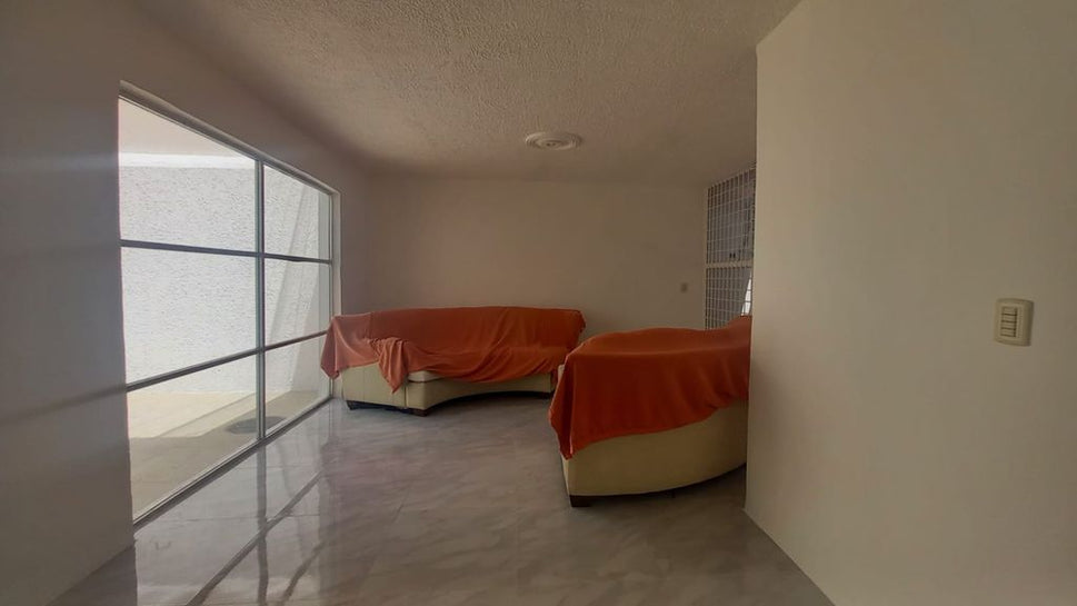 CASA EN RENTA USO HABITACIONAL U OFICINA A PUERTA CERRADA. Cerca AV. GUADALUPE