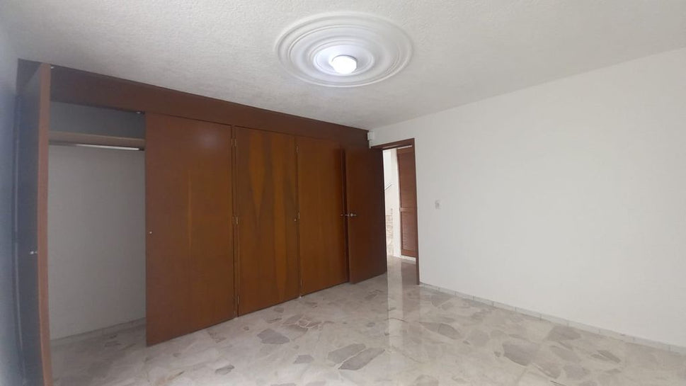 CASA EN RENTA USO HABITACIONAL U OFICINA A PUERTA CERRADA. Cerca AV. GUADALUPE