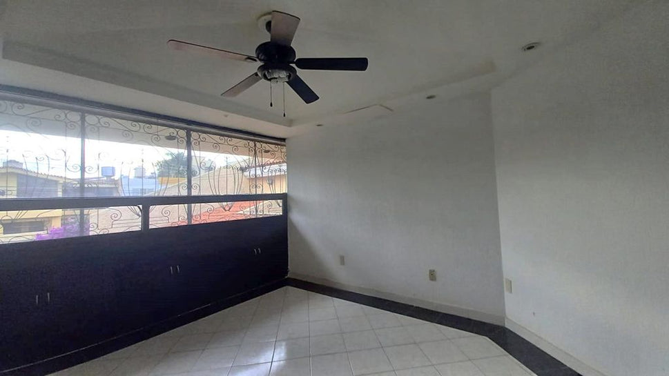 CASA EN RENTA JUNTO A PLAZA GALERIAS Y AV. VALLARTA PARA CASA HABITACION U OFICINA