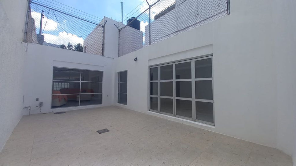 CASA EN RENTA USO HABITACIONAL U OFICINA A PUERTA CERRADA. Cerca AV. GUADALUPE