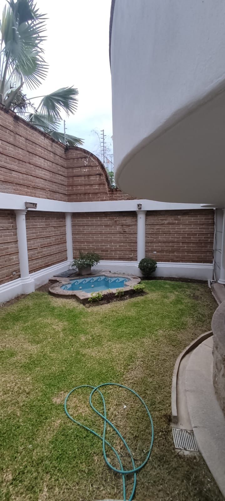 HERMOSA CASA EN RENTA PARA CASA HABITACION U OFICINA, EN EXCLUSIVO FRACCIONAMIENTO RESIDENCIAL, PASEO DEL HELIOTROPO, COLONIA MONRAZ, GUADALAJARA, JALISCO.