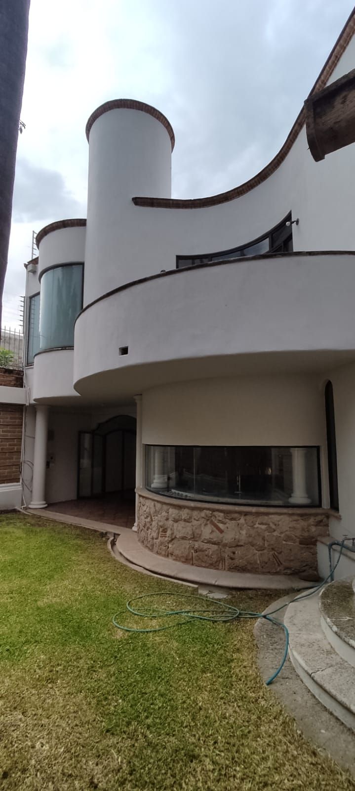 HERMOSA CASA EN RENTA PARA CASA HABITACION U OFICINA, EN EXCLUSIVO FRACCIONAMIENTO RESIDENCIAL, PASEO DEL HELIOTROPO, COLONIA MONRAZ, GUADALAJARA, JALISCO.