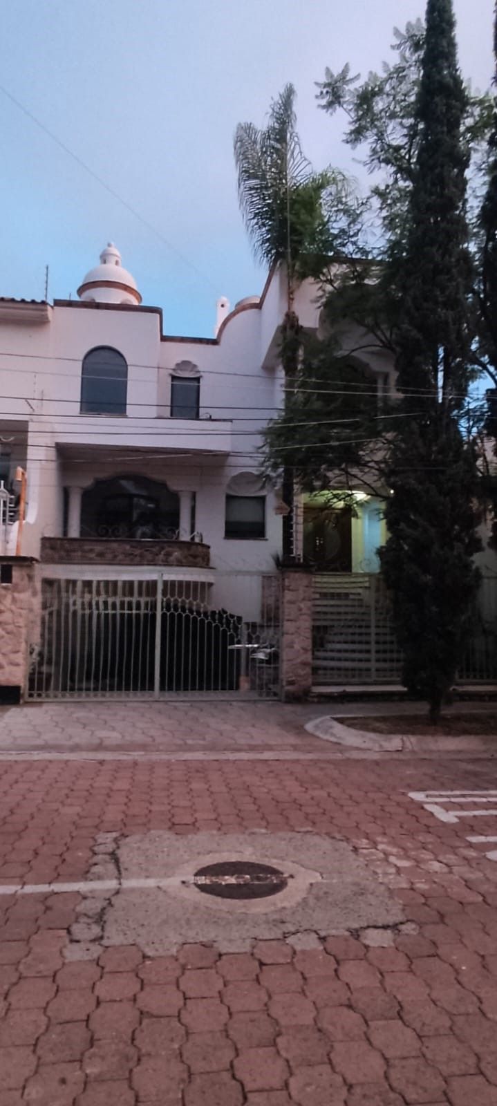 HERMOSA CASA EN RENTA PARA CASA HABITACION U OFICINA, EN EXCLUSIVO FRACCIONAMIENTO RESIDENCIAL, PASEO DEL HELIOTROPO, COLONIA MONRAZ, GUADALAJARA, JALISCO.