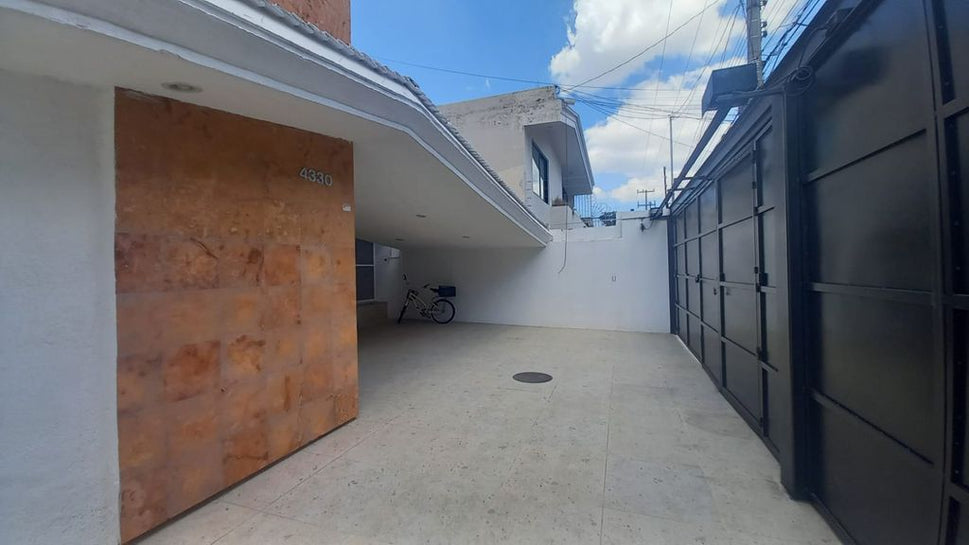 CASA EN RENTA USO HABITACIONAL U OFICINA A PUERTA CERRADA. Cerca AV. GUADALUPE