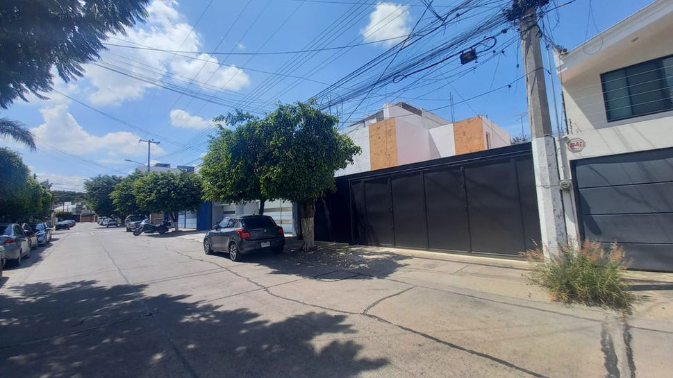 CASA EN RENTA USO HABITACIONAL U OFICINA A PUERTA CERRADA. Cerca AV. GUADALUPE