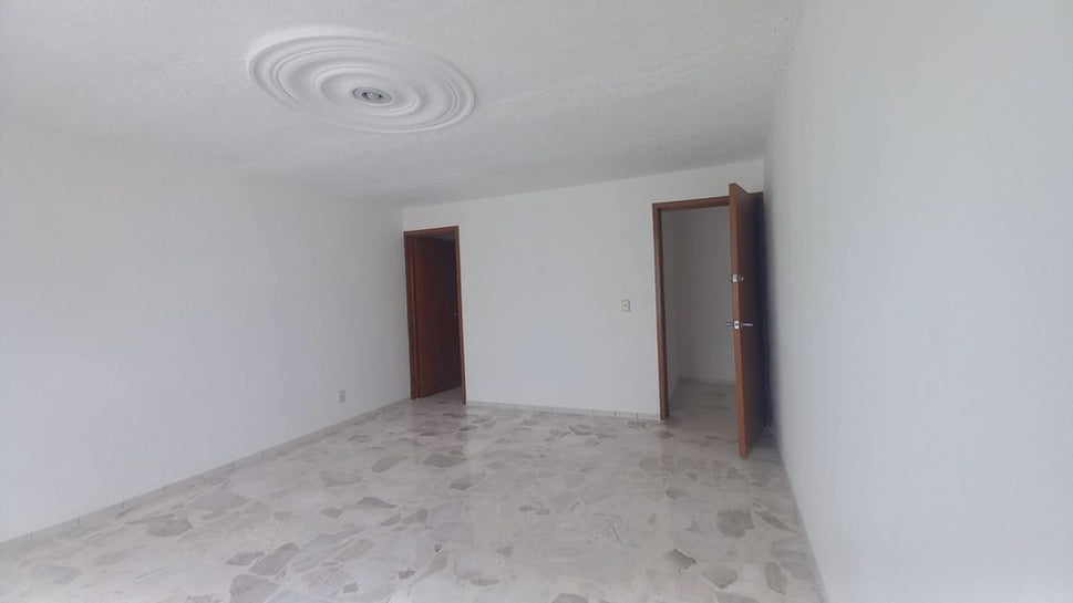 CASA EN RENTA USO HABITACIONAL U OFICINA A PUERTA CERRADA. Cerca AV. GUADALUPE