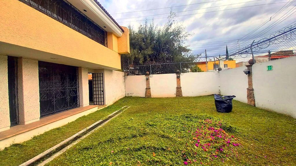 CASA EN RENTA JUNTO A PLAZA GALERIAS Y AV. VALLARTA PARA CASA HABITACION U OFICINA